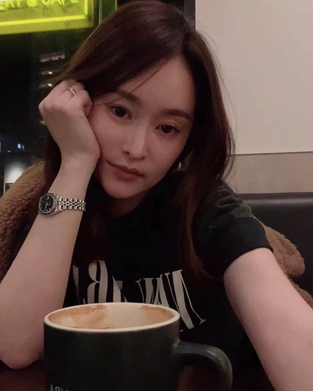 平大路えみのインスタグラム：「ものもらいが、炎症が治った後も、いつまでもポコっとしてて。 眼科で、針で穴あけてもらったけど全部は出せなくて。  紹介してもらった病院で、あした、切開してきますぅ😭  穴を開ける痛さよりも、直後に鏡でみたら両眼から血がたくさん出てて、それでクラっときた😵‍💫メンタルもってかれたよ。  さっきね、次女がベビーカーで立ち上がりバランス崩してベビーカーが動いて、落っこちて頭打って、わたくし心臓バクバク。 何事もなくてよかった(今のところは)  そして、そのまま、なぜかわたしが頭痛。 もう寝ます。  今日もおつかれさまでした😌💛」