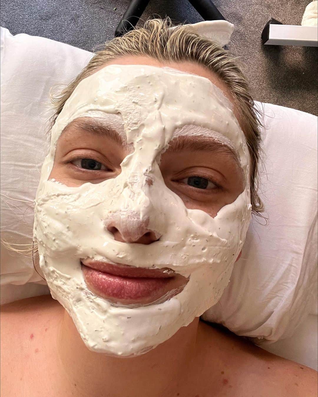 Estée Lalondeのインスタグラム：「Mentally, I’m here. @tine_hagelquist_beauty」