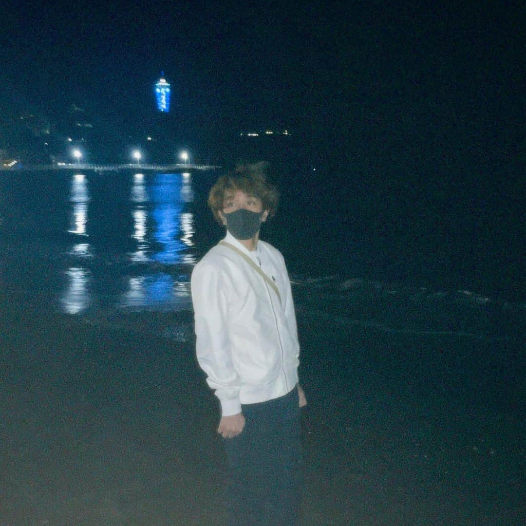 森広隆さんのインスタグラム写真 - (森広隆Instagram)「ひさしぶりに海沿いを散歩しました。 真剣に向き合ってるつもりが、いつの間にか自分で自分を追い込んでいる時があるので、こういう余白の時間ってとても大事だよね。 みなさん生きてるといろんな事があると思うけど、この宇宙はすべてが一時的なことなんだから、気楽にいこうね。」11月17日 20時53分 - morihirotaka