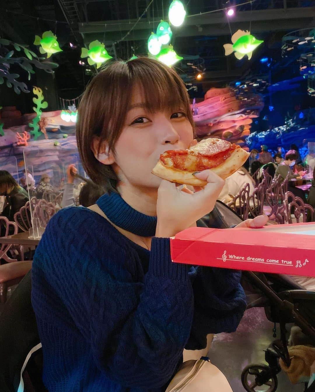 小坂田純奈さんのインスタグラム写真 - (小坂田純奈Instagram)「ディズニーでピザを食らうわたし🍕  #ディズニーシー #ディズニー風景 #食ベスタグラム #もぐもぐ #ショート女子 #彼女感」11月17日 21時08分 - official_junata