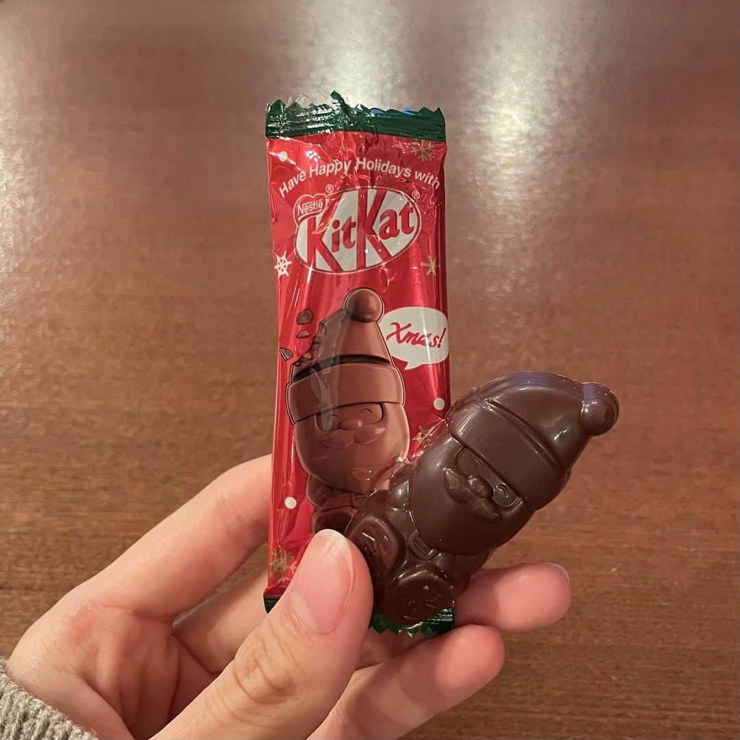 安村真奈のインスタグラム：「サンタキットカットちゃん🎅🏻」