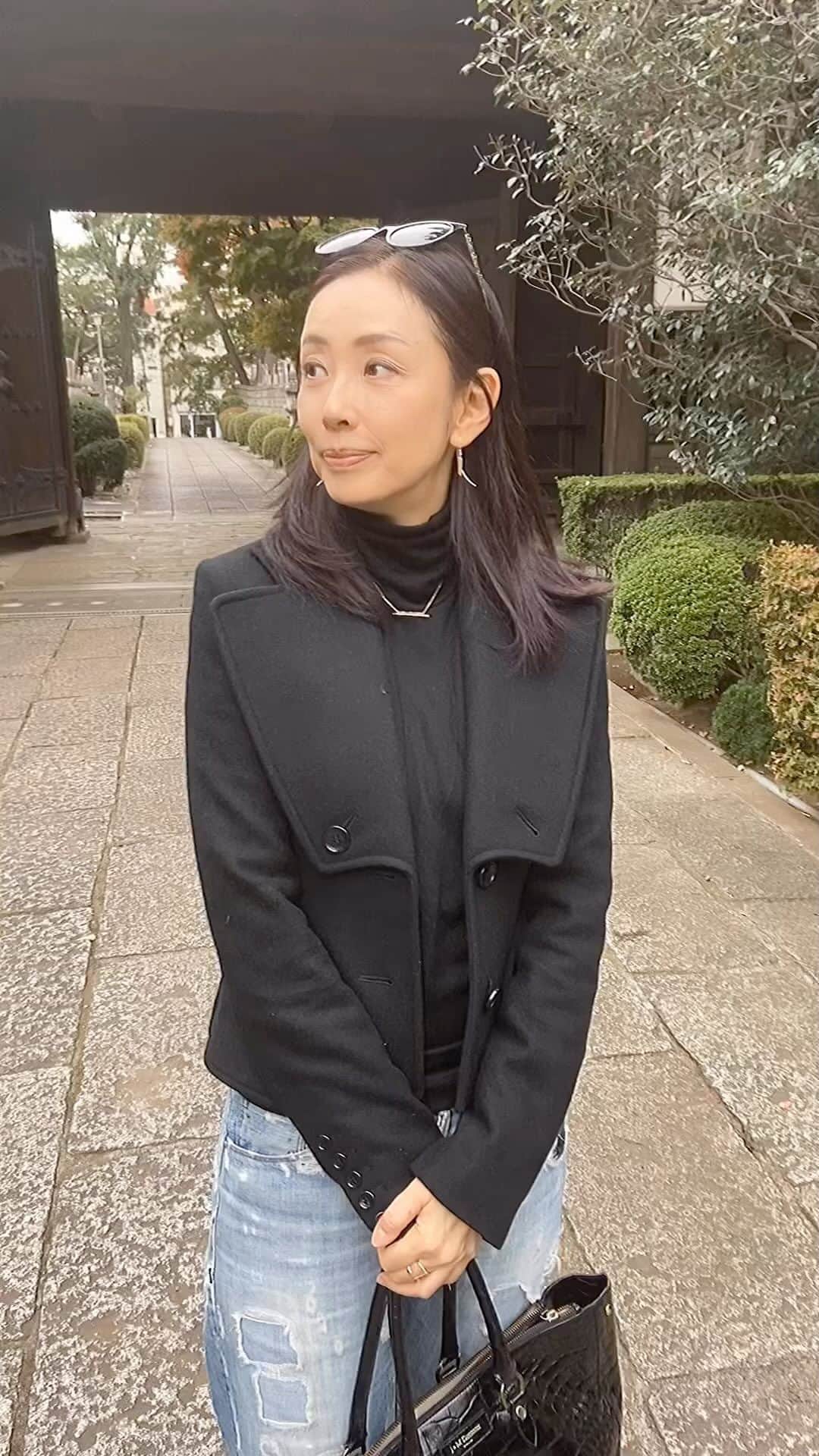 田村翔子のインスタグラム：「こちらで寄り道😊 今日は暖かいですね☀️  #寄り道#お寺#ライフスタイル#lifestyle#japanesetemple #秋コーデ#大人コーデ#田村翔子 #autumnoutfit #autumnfashion」