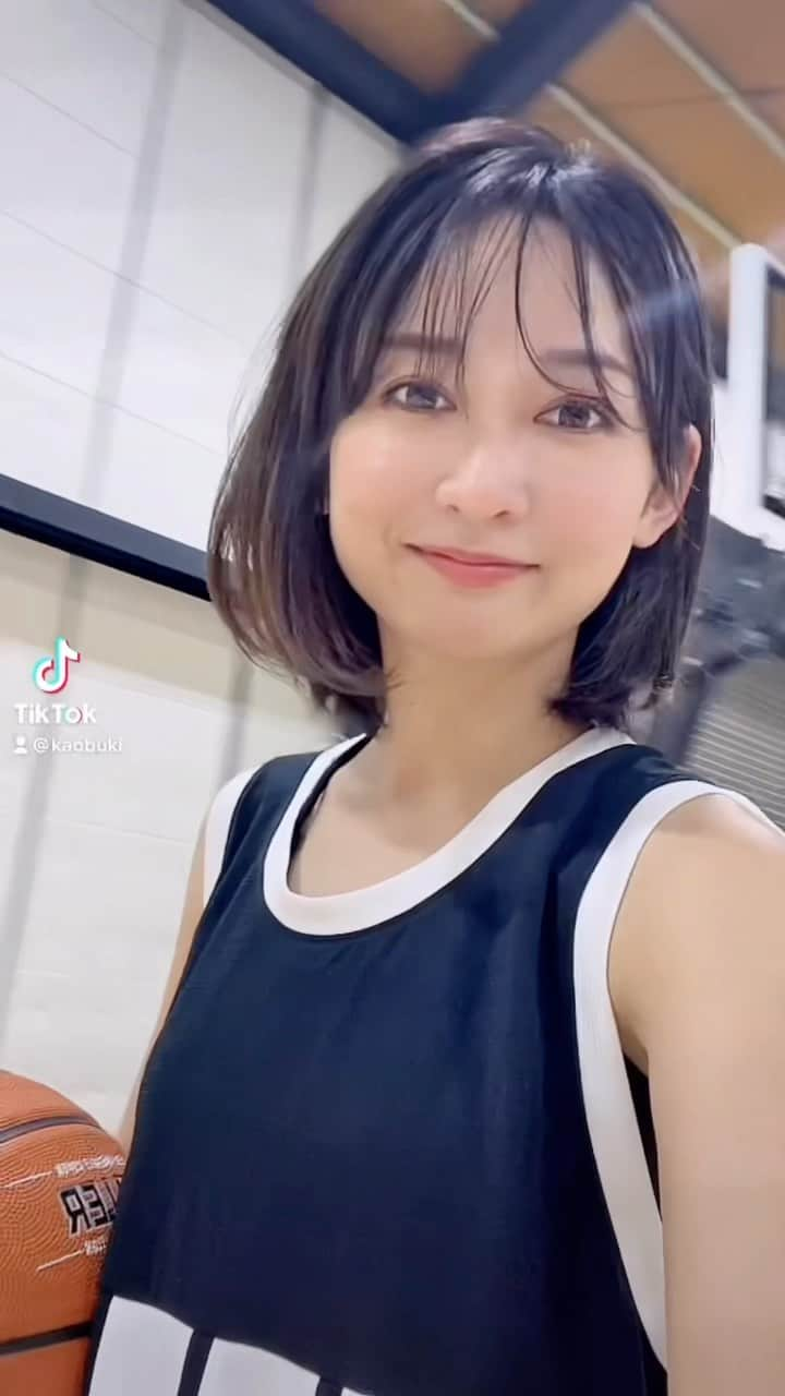 山吹香織のインスタグラム：「🏀🏀🏀 TikTok久々にアップしたけど…違う気がする🤣笑 ・ ・ ・ #tiktok  #バスケ #basketball  #体育館  #スラムダンク #slamdunk #nike #ナイキ女子 #スポーツ女子 #バスケットボール #バスケ女子  #バスケ部 なんてもう言えないレベル🤣爆 #服装だけは一丁前  #全身NIKE  #見た目とのギャップ 🤦🏾‍♀️ #bリーグ#楽しみ  #温かい目で見てください」