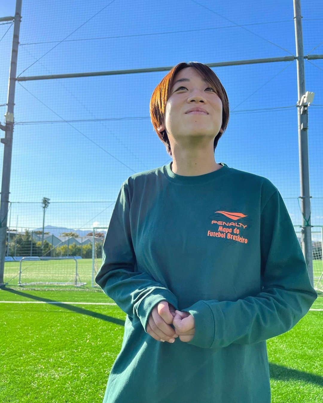 小林海青のインスタグラム：「⚽️🇧🇷  PENALTY 2022 FALL &  WINTER   フーディ裏起毛でいい感じ。 これからの季節に🍁❄️  #PENALTY  #一貫してカメラを見ない人」