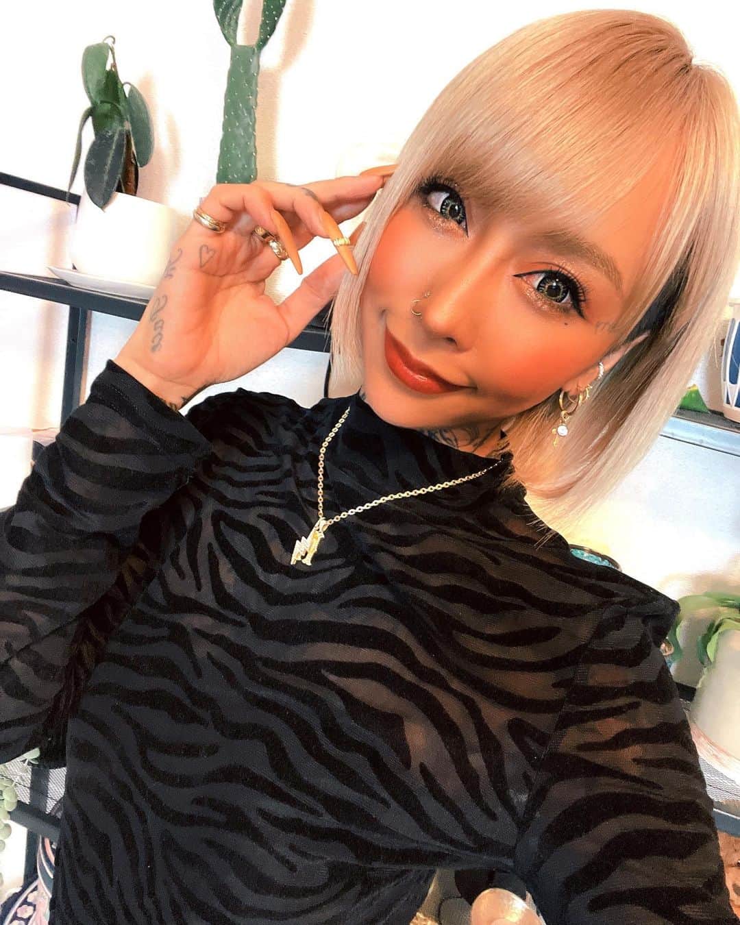泉麻那のインスタグラム：「.  New hair✂️♥️ ばっさりショートにしたよ😈 泉麻那と言ったら金髪ショートでしょ😂⚡️⚡️ トリートメントでサラツヤだしカットも完璧🙏🏽  @ken11rollen  ありがとうございます🥰  #newhair #hair #ショートヘア #ショートカット #rollen」