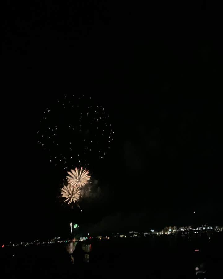 のインスタグラム：「🎇 .  今年初花火 画面に収まりきらない花火はテンションあがる🫶  . #横須賀#開国祭#花火#selfie #looks #pic #instamood #instadaily #instaselfie #followme #like #fun #l4l #smile #onlyme #lovely #美ボディ #健康美 #美尻 #トレーニング #ボディメイク #ジム #フィットネス #ランニング #ランニング女子 #ランニング男子 #美脚 #高身長女子#レースクイーン#コンパニオン」