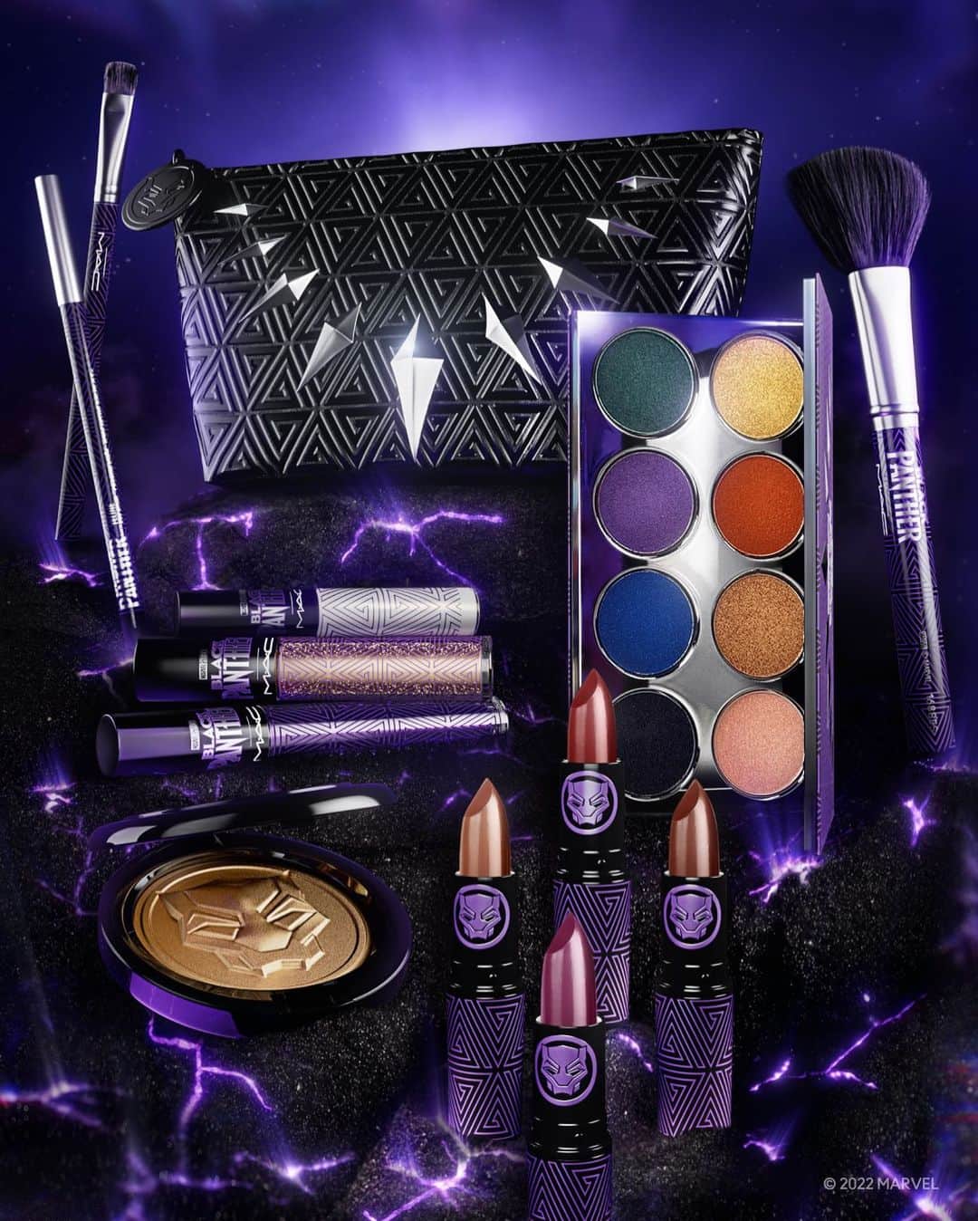 M∙A∙C Cosmetics Japanのインスタグラム：「＼いよいよ明日発売！／ 全国の劇場で大ヒット上映中のマーベル・スタジオの映画最新作『ブラックパンサー／ワカンダ・フォーエバー』と M·A·Cがコラボレーション✨  ワカンダの伝説にインスパイアされた大胆なシェードが勢ぞろいのコレクションで、壮大な世界観を感じて。  マーベル・スタジオ ブラックパンサー コレクション BY M·A·C 11月18日(金)オンライン＆全国発売  #MACxWakandaForever #WakandaForever #MACワカンダフォーエバー #ワカンダフォーエバー」