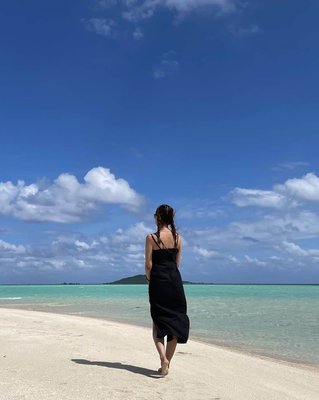 のインスタグラム：「宮古島戻りたいなぁ👧🏽🌺 今年は焼けた☀️笑」
