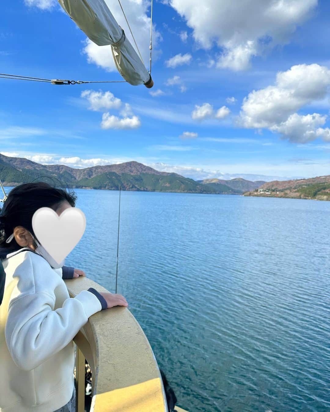 ほしのこさんのインスタグラム写真 - (ほしのこInstagram)「箱根で初めて 海賊船に乗ってきたよ🚢☁⸒⸒  ゆったり芦ノ湖の景色を見渡せるし 中でコーヒーや紅茶も飲めて 優雅なひと時でした✨  天気も良かったからデッキも気持ちよかった(꒪˙꒳˙꒪ )💭*°  #芦ノ湖#箱根#海賊船#箱根海賊船 #旅#旅行#箱根旅行#箱根観光スポット」11月17日 21時21分 - hoshinoko728