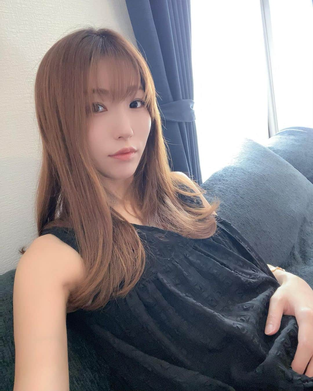 美波千夏さんのインスタグラム写真 - (美波千夏Instagram)「. 出産前に美容院へ💇‍♀️ 加工強めで盛れちゃって 載せられなかった写真😂  産後は髪の毛セットすることないから 写メを撮る機会もなく… この写真採用でっす🙋‍♀️笑笑　　  月1のメンテナンスのおかげで 髪の毛サラサラキープ中✌️💓  産後は髪が抜けるというけど 覚悟しておかないと…！  今回もサラツヤ前髪もいい感じに ありがとうございます😊💓 ドライヤー時間短縮のため 毛量も減らしてもらいました！  @perfumebyafloat  @_aoixperfume  .  .  .  #アフロート #松戸美容室 #柏美容室 #八柱美容室 #極潤素髪Wトリートメント #髪質改善トリートメント #極潤素髪Wトリートメント #ヘアサロン #ヘアサロン千葉 #ヘアサロン松戸 #ヘアサロン柏 #オージュア #オージュアトリートメント #ロングヘア #大人ロング #大人ロングヘア #ヘアアレンジ #うなじ #前髪 #前髪カット #ヘアカラー #ママ #女の子ママ」11月17日 21時23分 - chinatsu_minami