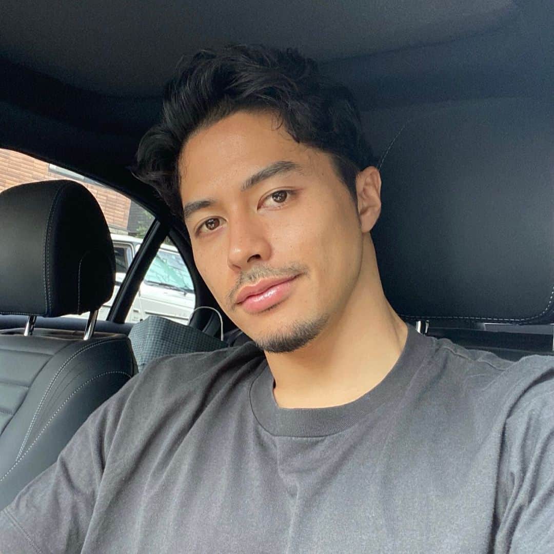 三渡洲舞人のインスタグラム：「天気めちゃめちゃ良き☀️ 今日もミーティング続きだが今年も残すところあと2ヶ月。 時間は有限だから一つ一つ大事にして全力で突っ走るぞ！✌🏽」