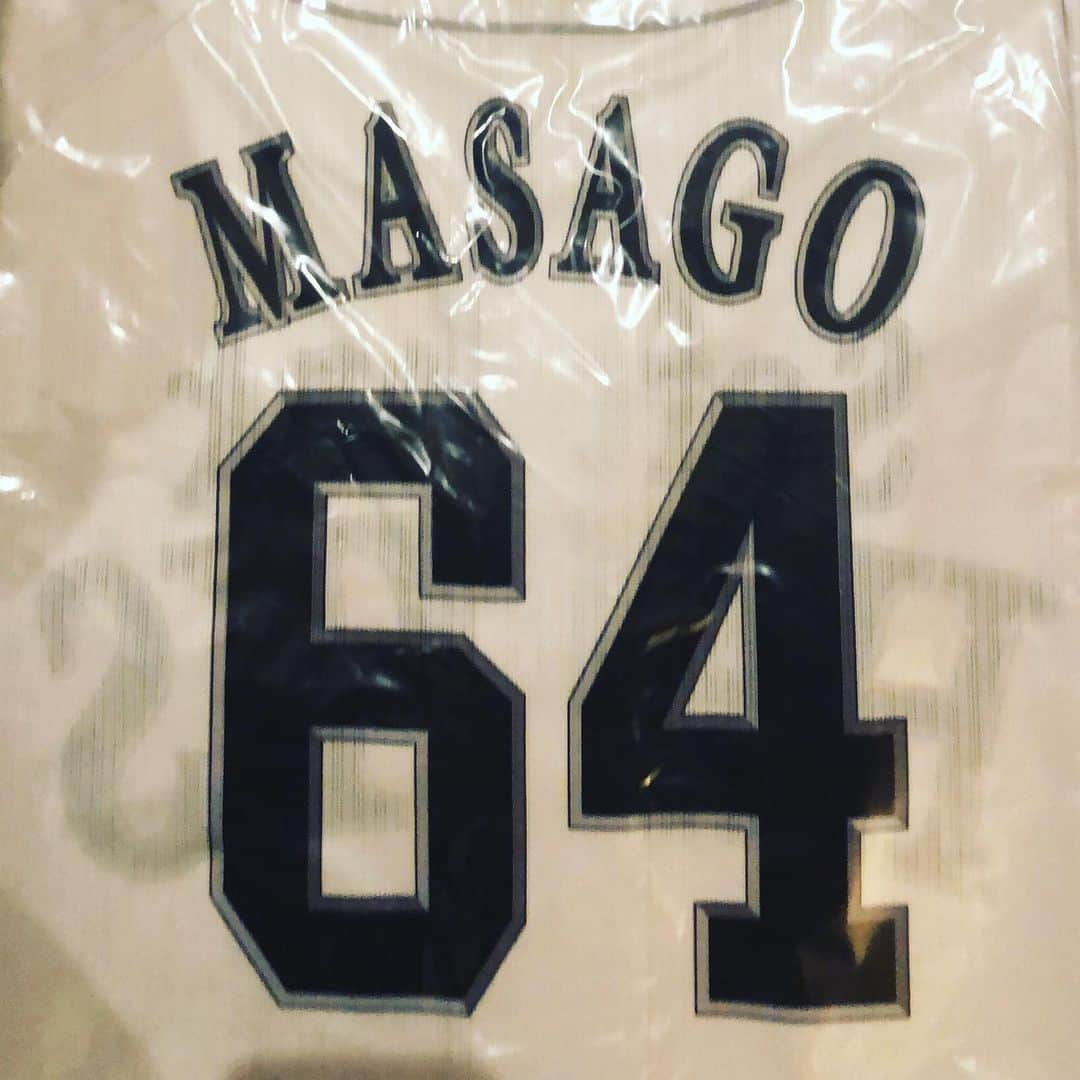 真砂勇介のインスタグラム：「応援してくれた方々 10年間本当にありがとうございました ホークスのユニフォームきて プレーする事がもうないと思うと めちゃくちゃ寂しいです でも自分の実力不足です 言い訳するつもりもないです トライアウトを受けましたが 電話が鳴る事はありませんでした これから先の人生の方が長いので しっかり決断してこれから先 戦力外になったことを糧に 頑張っていきたいと思ってます ホークスには 10年本当にお世話になりました 感謝しかありません 未だに連絡くれる先輩方、後輩 チーム関係の皆様 応援してくれてる方々 ありがとうございます 本当に周りに恵まれながら プロ野球選手として生活できたと 改めて感じました 苦しいことがほとんどでしたが 幸せな時間でした 陰ながら皆さんの事 応援させてもらいます 長くなりましたが 報告させてもらいました 次の投稿は明るい 報告させてもらおうと思ってます それでは(^^)  2022.11.17 真砂勇介」
