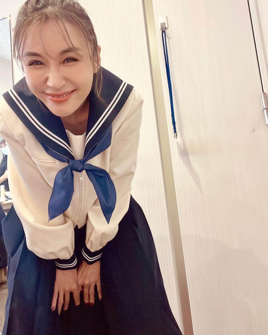 鈴木紗理奈のインスタグラム：「制服着るとはしゃぎ虫騒ぐ。 最近勉強が楽しすぎる、色々知りたい。 って、火つくの人よりだいぶ遅め。笑 人生今が1番若いから遅いなんてことはない‼︎」