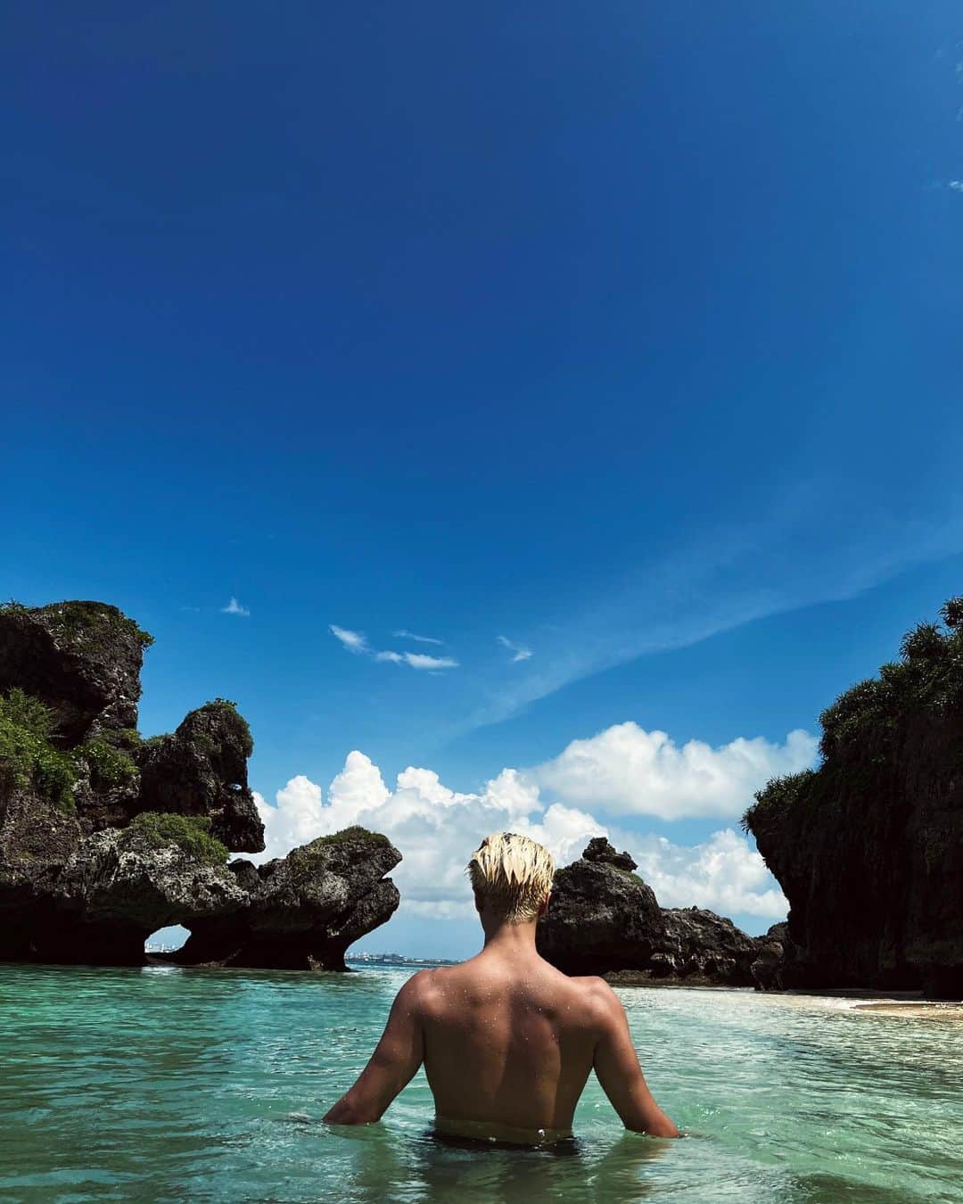 原田デイビッドのインスタグラム：「Don’t forget to meditate 😌  #beach #ocean #miyakoisland  #summertime  #meditate  #back」