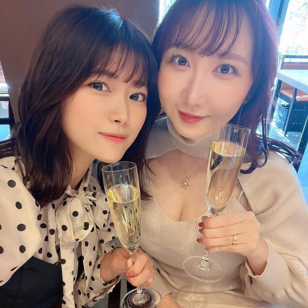 山内鈴蘭のインスタグラム：「親友と久しぶりにランチへ☺️🍽  美味しいお料理とお酒が 大好きでたまらない私達👭 趣味も好みも似てて有難い🙈  【くずし鉄板あばくら】(@avagura_ebis )に行ってきたよ💓 贅沢あばくらランチコース！！  盛り沢山なお料理な上に、 乾杯シャンパンが付いててなんともお得なランチコース🥺🥺🥺  (〆にお好み焼きがついてくるのにお肉のタイミングで白米とお味噌汁たのむ私達の胃袋が怖い説w)  …美味しいお料理は 幸せになりますねっ😂💓  でも私が一番大切にしてるのは 誰と食べるか？って所😊  1人でご飯も全然行くタイプだけど！笑  やっぱり美味しいね！ って一緒に言いたいもん🥰  親友ちゃん！ 今年で13年目の付き合いだけども これからもよろしくううぅ😆  #ランチ #恵比寿ランチ #恵比寿グルメ #鉄板焼き #鉄板ランチ #ランチコース #ootd #くずし鉄板あばぐら #親友とデート #ゴルフ女子 #食べるの大好き #食べスタグラム #お酒好き女子 #大食い女子 #ゴルフ好きな人と繋がりたい #食べるの好きな人と繋がりたい」