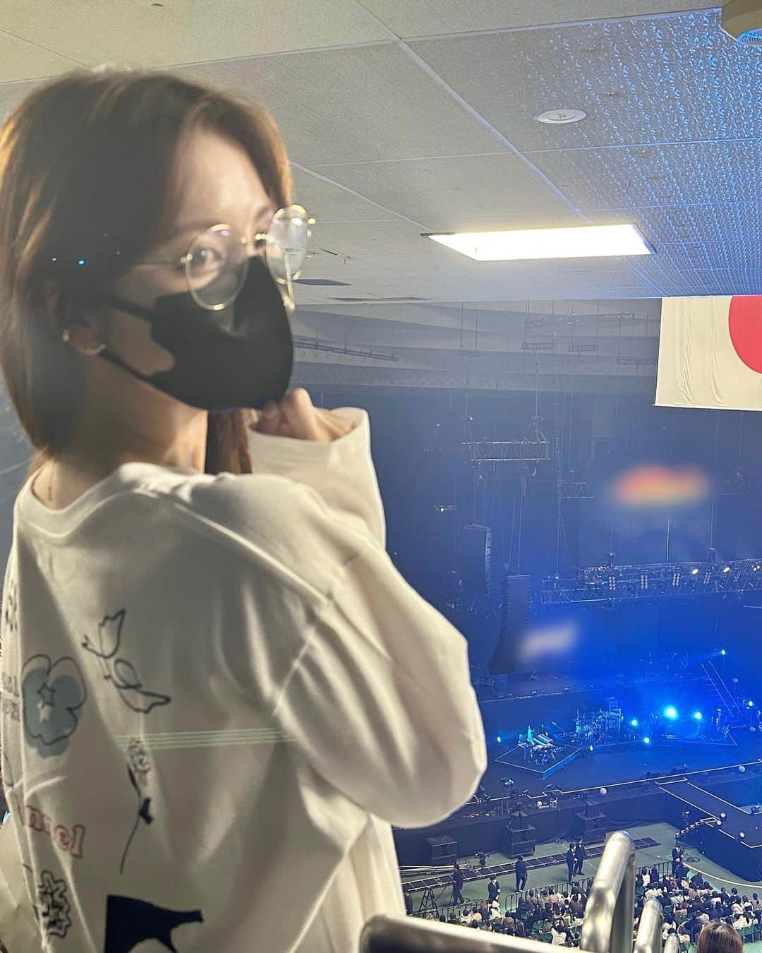 角谷暁子のインスタグラム：「大好きなアーティストのライブに大好きな友人と出かけた日🧡💜」