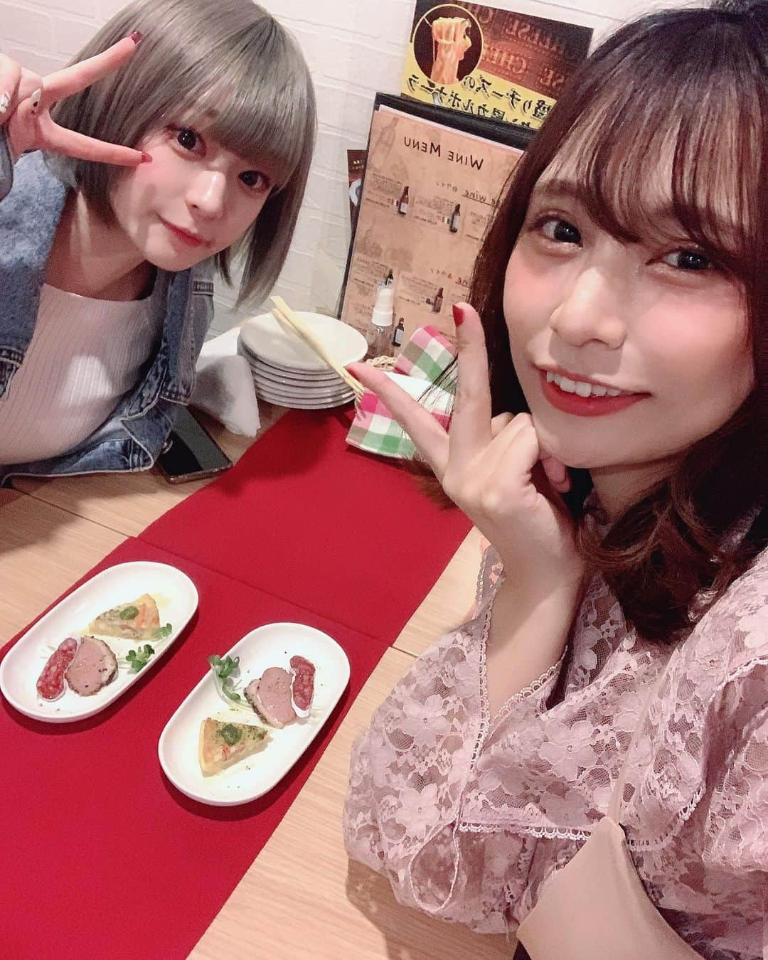 葉月佐和のインスタグラム：「さくちゃんと新宿イタリアーノに行ってきたよ(∩´∀`∩)💕 生牡蠣もグラタン風カルボナーラもめっちゃおいしかったぁ！！  #イタリアーノ #新宿イタリアン #生牡蠣 #ピザ #パスタ」