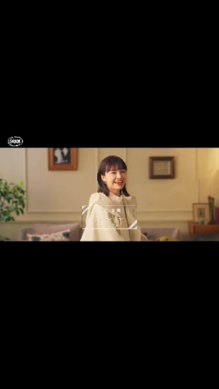 のインスタグラム：「先日、緊張しながら撮影した @sabon_japan のHoliday Collection 2022 Special Movieが公開されました🎄🎁  今回SABONのアイテムを色々とお試しさせていただき、本当にギフトにピッッッッタリなアイテムばかりだと確信🎁  パッケージも心奪われる物ばかりだし、香りも最高だし、ギフトを選びながら、ワクワクが止まらなかった🥰 ・ ・ ・  #SABON#SABONギフトの魔法 #SABONGIFTMAGIC #sabonホリデーコレクション #sabonブラッシュグルマン」