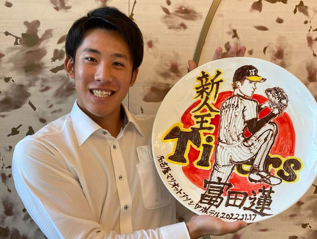 阪神タイガースさんのインスタグラム写真 - (阪神タイガースInstagram)「本日、ドラフト6位の#富田蓮 選手と仮契約を締結しました！ #富田蓮 選手 「プロの世界に行くんだという実感が少しずつ湧いて、これからより頑張っていかないといけないと気持ちが引き締まりました。1年目から先発ローテーションに入って、新人王を獲れるような活躍ができるように頑張ります！」 #阪神タイガース  #筒井和也 スカウト #仮契約」11月17日 14時48分 - hanshintigers_official