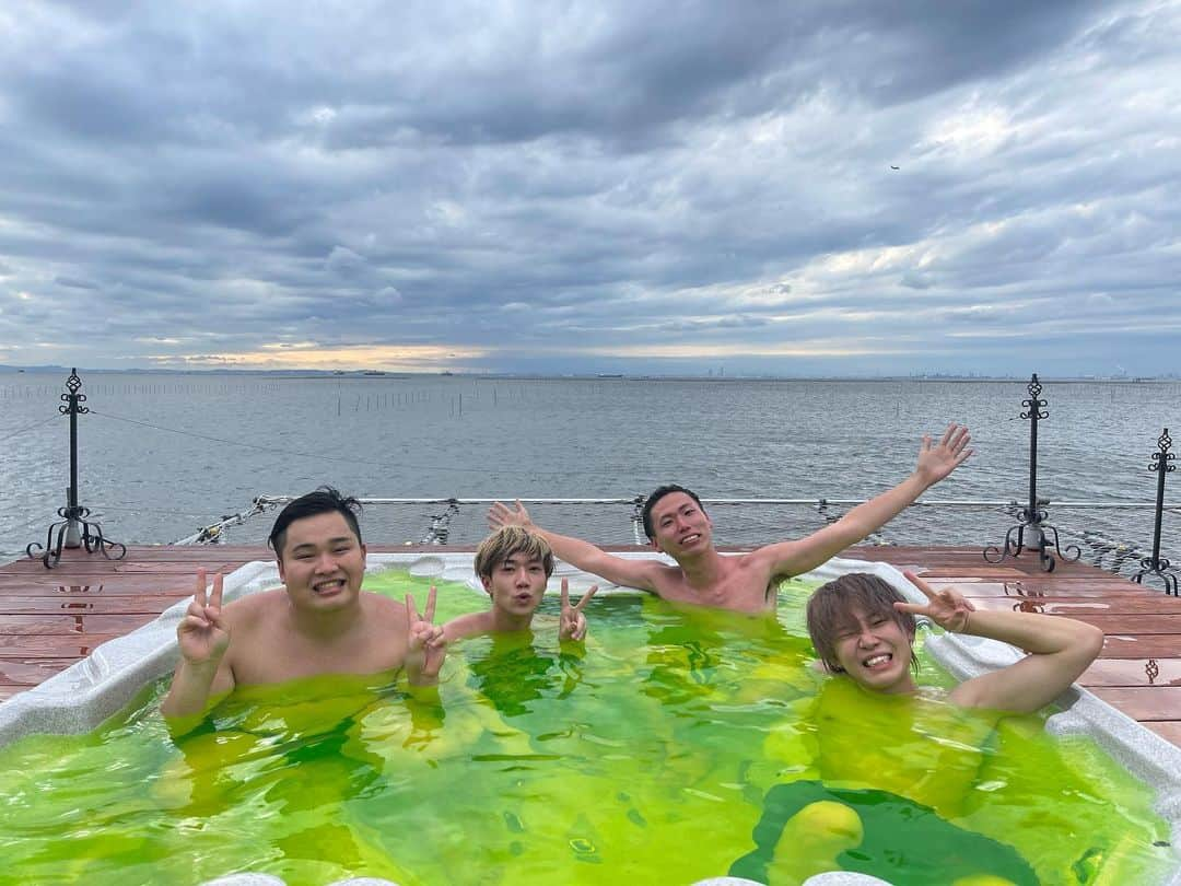 イニ（じん）のインスタグラム：「黄色旅行楽しかったなぁ〜 けーすけ、ぎし、ンダホさんって みんな本当に穏やかで一緒に居て 落ち着くんよなぁ〜 けーすけは同い年でノリ合うし、 ぎしとも波長凄い合うし、 ンダホさんも先輩なんだけど 尊敬するレベルで人柄が素敵だし みんな大好き過ぎてる…🥺✨  結論　メンバーカラー黄色は良い人。  また誘ってねけーすけ🎁」