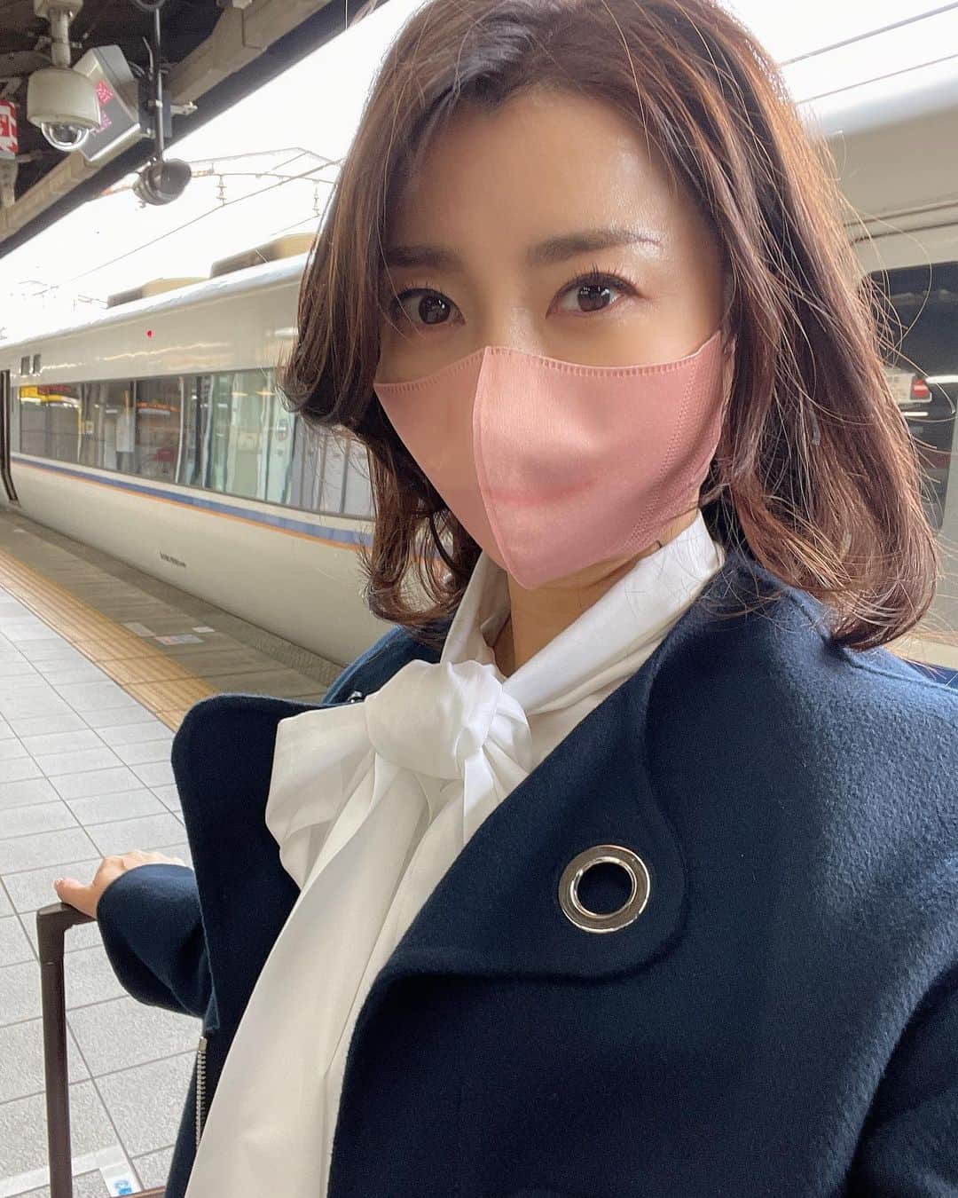 のインスタグラム：「❤︎  息子がスクールキャンプにいったので 主人と2人でおでかけ🚅→🚅  息子は朝からお友達と✈️に乗るのを楽しみにしていたけど、親元離れるのが初めてだから気になってAirTagの位置情報はがり気にしてしまう…  今朝キッズ携帯を渡したら今日は持っていったらダメだからと息子に断られ 大丈夫だよ、鞄に隠しておいてと言ったらダメだよ〜って言われたw🥹  心配だけど、、今日が👦にとって素晴らしい体験になりますように✨✨  #こばなれできるのか  #気になる」