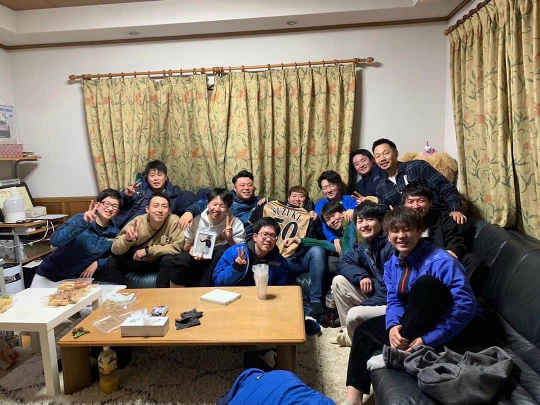 鈴木遼太郎のインスタグラム：「. 11.17 戦友であり親友が亡くなった日。 あれから11年。 . . . . 1年に1日、この日がいろいろとリセットさせてくれます。 また今日から頑張ろうと思います！ . #鈴木遼太郎  と地元のみんなです😊」