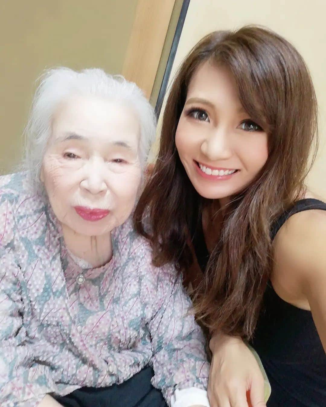 のインスタグラム：「. 先程 大好きなおばあちゃんが天国へ旅立ちました。 97歳でした。 コロナ禍のせいで2019年を最後に会えてなかったのが本当に悔やまれます。  もっと色々な物を見せてあげたかったし、もっと沢山笑った顔が見たかった。 おばあちゃんが笑った顔が脳裏に焼き付いていていつでも思い出します。 おばあちゃんが作ったポテトサラダとお雑煮もう一回食べたかったな。 涙が止まりません。  お通夜や告別式等ある為、明日から三日間急遽お仕事お休み頂いております。  おばあちゃん大好きだよ。  2022.11.17」