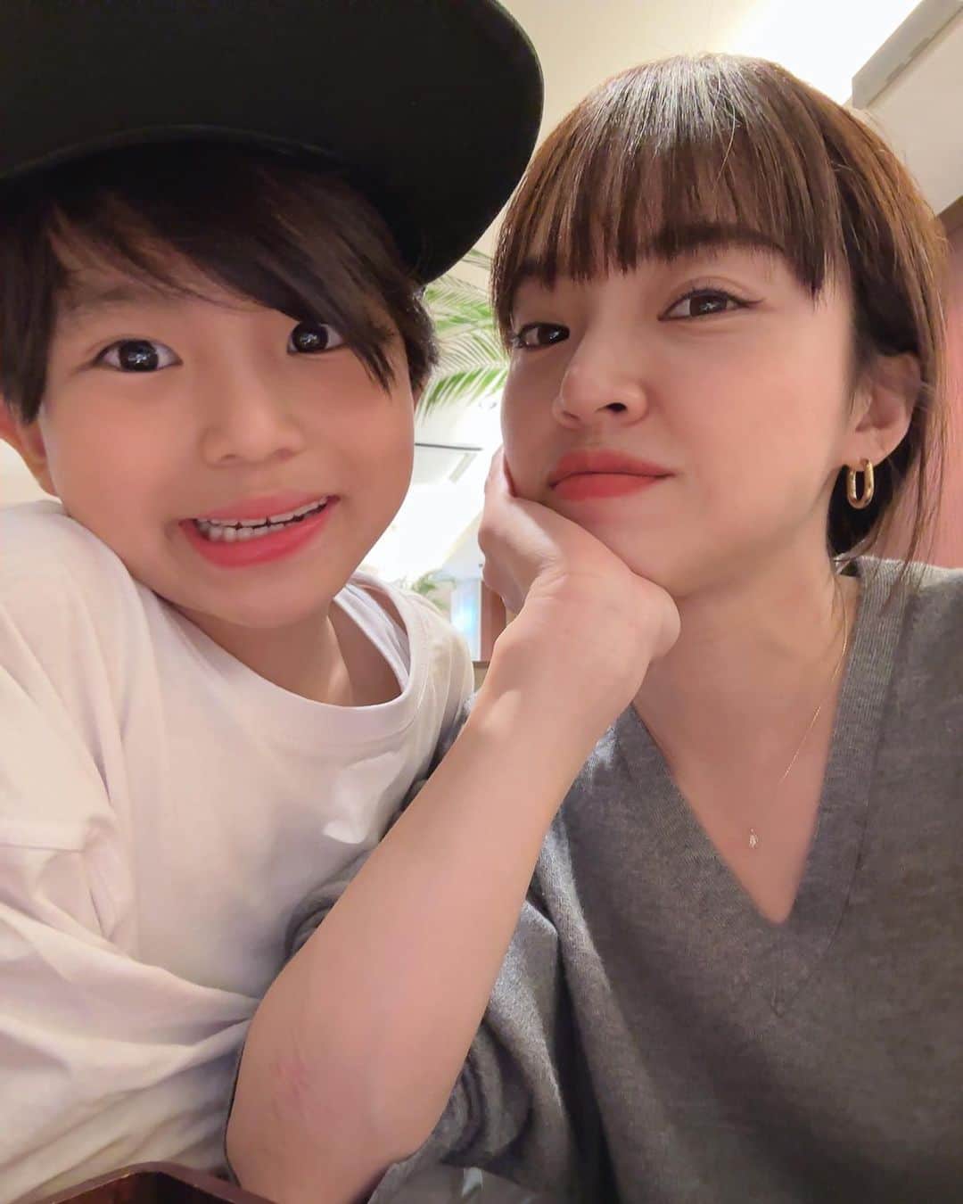 のインスタグラム：「久しぶりに自分へのご褒美ネックレスを🎁  @nojesss_official の 華奢だけど、こだわりが詰め込こまれたダイヤモンドジュエリーに「可愛いぃぃぃ🥺」ってなりました💎  このネックレスの形は、花瓶などの下に敷く小さなレースの敷物#ドイリー をモチーフにされたそう💠  そのエピソードを聞いて、益々愛着が♡  早速今日のお出かけにネックレスをつけて♡ とてもとてもお気に入り♡ ・ ・ ・ #NOJESS #ノジェス#リング#ご褒美#ダイヤモンド#ギフト#ad」
