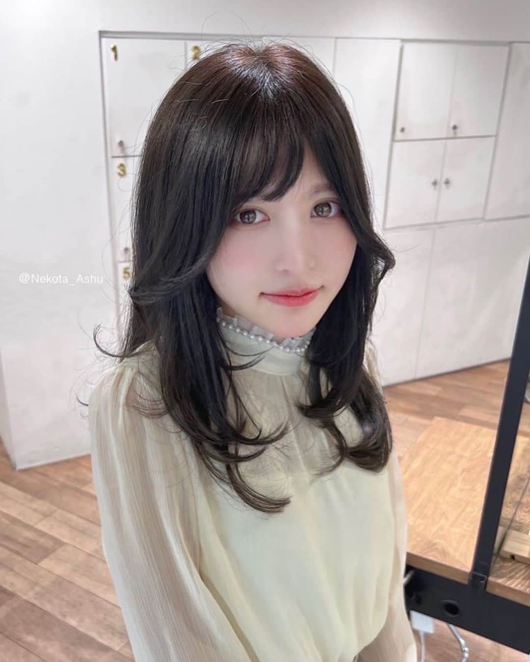 猫田あしゅのインスタグラム：「New hair 🌱 .  今回もトリートメントとヘアカラーとカットして頂きました！ サラサラに生き返ったしいつも理想の髪色と顔周りの毛を作って下さる！ どの角度から見ても最高です…✨ 今日もありがとうございます🙏💫 . . 担当していただいたのはILiss のchiba(@iliss.chiba )さん！」