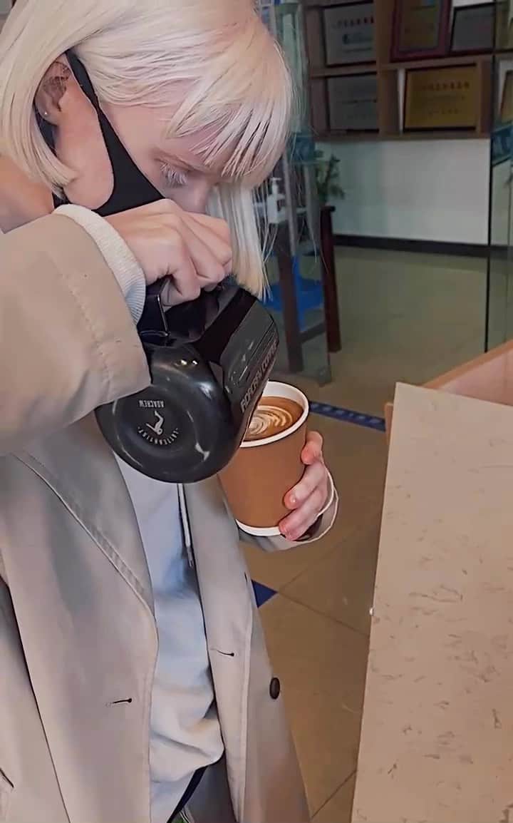 ナスチャのインスタグラム：「Even i’m not working as a barista now, but asking for latteart part from other barista for my order not to forget my skills i have 😌」
