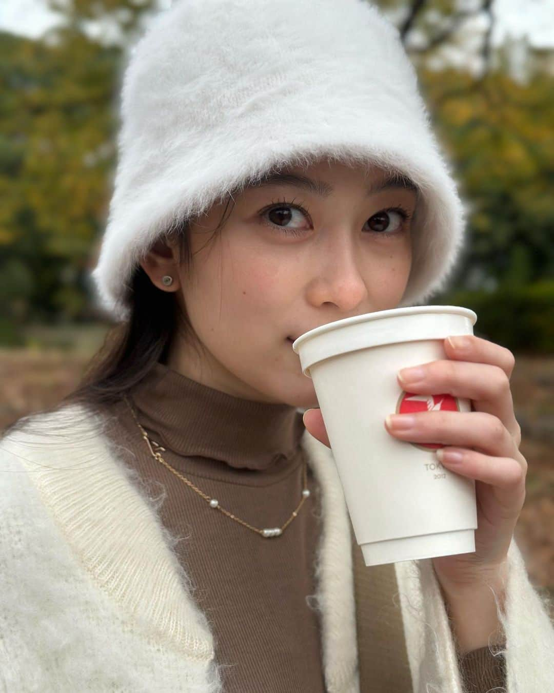 橋爪愛のインスタグラム：「今日クリーニングに出したコートが帰ってきたのでお散歩しに行きました🍁  ps 最近私のお腹がブラックホール化してます。笑 食欲の秋ですね」