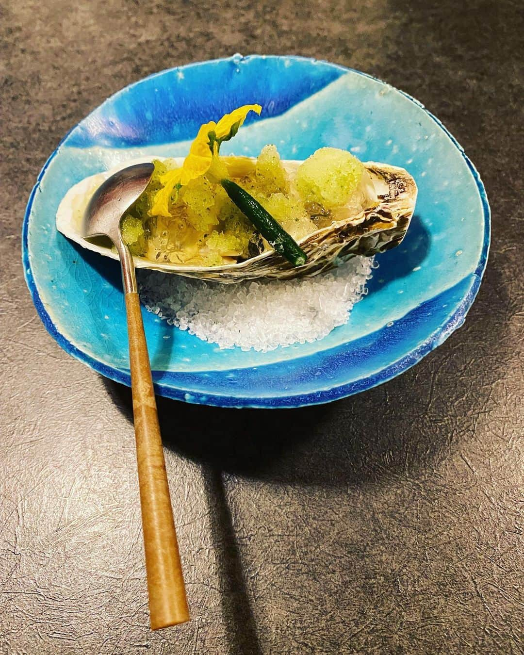 香西かおりさんのインスタグラム写真 - (香西かおりInstagram)「ジュンサイもこんな器で出て来ると豪華ですね。 蓋は蓮の葉ですよ。オシャレ。  鮎がカッコ良くみえますね。 盛り付け大事です。  白肝の煮凝りに青ウメを添えて。 モナカの器がかわいいですね。  湯葉豆腐の田楽、 出て来かたがオシャレ ちゃんと一品です。  すっぽんの腕もの。 カラダが芯から温まります。  牡蠣をみぞれ酢で。 あっさりでお口の中が スッキリさん。  箸休めに出してくれた水餃子。 プルプルで美味しかったです。  #じゅんさい #鮎 #白肝 #湯葉豆腐 #すっぽん #牡蠣 #水餃子 #飯スタグラム #香西かおり」11月17日 17時13分 - kaori_kouzai_official