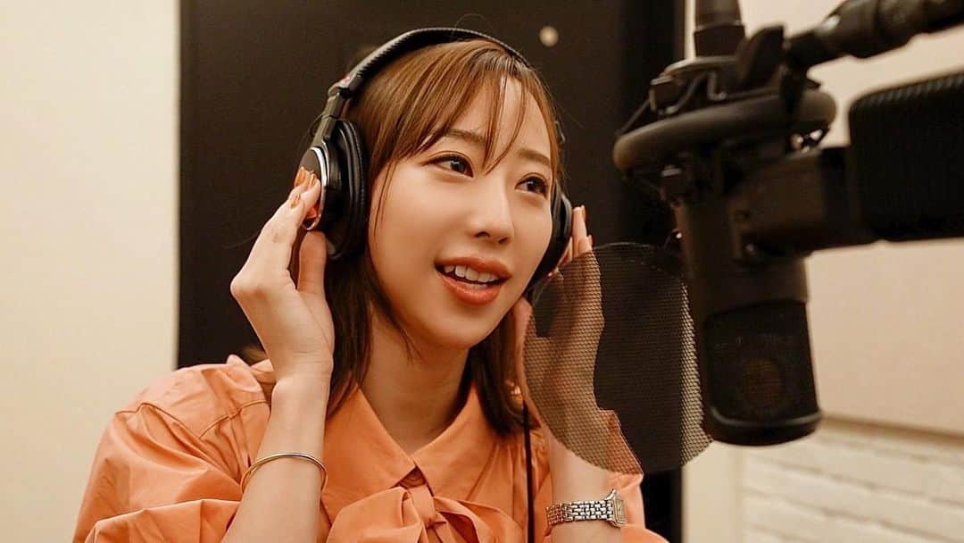 秋倉諒子のインスタグラム：「10月29日に「for you」が カラオケJOYSOUNDで歌えるようになりました👏🎤🎶  もう歌ってくれたかな？😋  今日は第二弾のレコーディングdayです🫶🤍 みんなも絶対知ってる冬の曲をカバーします☃️❄️ お楽しみに♡ なんだと思うー？予想をコメントで教えてね🤭 正解する人いるかな？  楽曲制作の裏側も想いも語ってる動画もあるので観てね！✨ すごいメンバーに楽曲制作手伝って頂きました✌️ https://youtu.be/JVvL-0heKFI  #秋倉諒子#foryou#カラオケ#joysound」