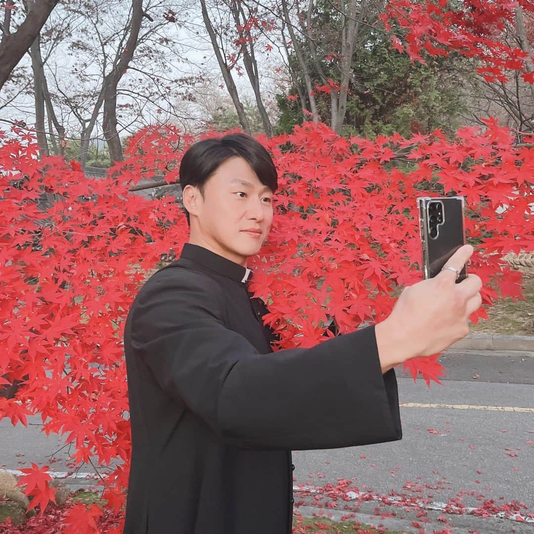 オ・デファンのインスタグラム：「#일당백집사  올해 처음으로 단풍이랑 찍어보내?  활활 타올라라  마지막 한 잎까지 아쉬워 아쉬워 고개를 떨구기엔 가을의 눈빛이 너무 뜨덥다...」