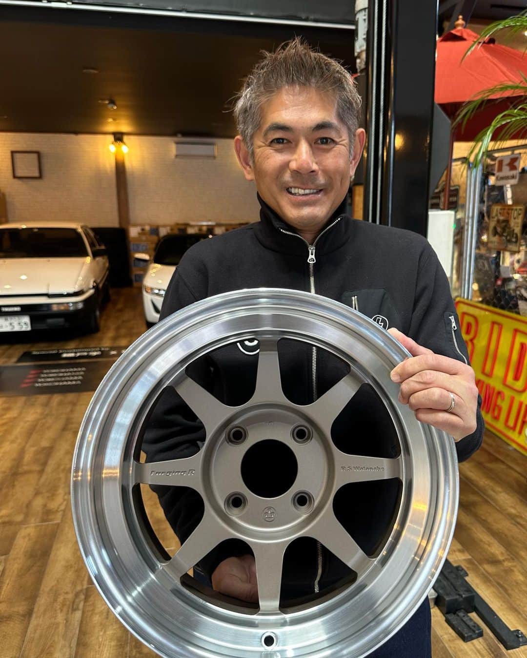 のインスタグラム：「@racingservice_watanabe   僕らの若い頃からの 憧れのホイールと言えば  RSワタナベ  社長自ら遊びに来てくれました。^_^  この復刻版の MAG wheel めちゃくちゃ軽い  そして Classicな雰囲気なのに MAGの色合いやリムの 切削、深さもとても好み  楽しみです。  そしてDubaiから 同じグリーンの S30Z乗りの^_^  友達増えたね^_^  #maxorido #rsワタナベマグネシウム」