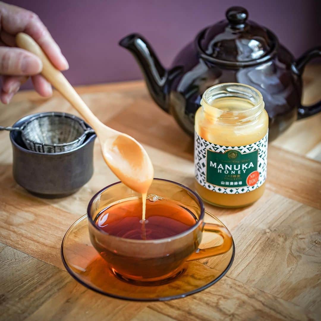 ひとみのインスタグラム：「紅茶にマヌカハニー🍯  今年は夏が長かったけれど、やっと秋冬らしくなってきました🍁🍂 油断していると、すぐに子供達が体調を崩しやすくなる季節なので、備えをしなければと思っていたところに.ᐟ .ᐟ .ᐟ 山田養蜂場のマヌカハニーを頂きました.ᐟ .ᐟ .ᐟ #PR  わが家では子供が小さい時から、喉がイガイガしたらすぐにマヌカハニーを舐める習慣が定着しています。 ですが、ただ単に美味しいからという理由でしょっちゅう舐めている気が… わたしは貧乏症なので、子供達はいつも容赦ないなぁ…と震えます:(´◦ω◦｀):  そんなわたしですが、今日はちょっと贅沢して紅茶に入れてみましたよ‪‪.ᐟ.ᐟ はちみつ紅茶が最近人気だし、見かける度に手が伸びそうになるのだけど、結局お家で紅茶を淹れて、はちみつを溶かして飲む時間が大好きです‪‪.ᐟ.ᐟ  マヌカハニーはビタミン類やアミノ酸類、抗菌活性成分量も多いので、普段色々なサプリを摂っている人にもオススメ‪‪.ᐟ.ᐟ マヌカハニー1つで大分補えちゃいますよ‪‪.ᐟ.ᐟ  わたしも健康が気になるお年頃なので… これを機に毎日マヌカハニーをスプーン1杯摂るようにしようかなー‪‪.ᐟ.ᐟ  山田養蜂場のマヌカハニーはこちらから ↓↓↓ https://result-track.influencer.linkshare.ne.jp/tracking/2059/311  #山田養蜂場 #マヌカ蜂蜜 #蜂蜜 #はちみつ #ギフト」