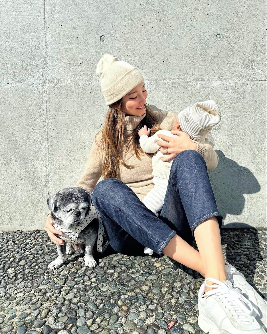 里海のインスタグラム：「ニットキャップお揃いで(-∀- ) 彼は　@thenorthfacejp  私は　@newerajapan  デニムは　@yanuk_official  スニーカーは　@axelarigato   2枚目の サングラス🕶は　@lavid_eyewear  モデルの　@sakurai_takashi との コラボのユニセックスのものです😊  可愛いプーちゃんと3人で幸せ🥰」