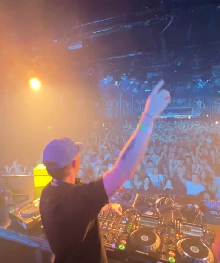 のインスタグラム：「Throwin' it back this Throwback Thursday 🔙   Here's @domdolla playing a classic Spinnin' Records track: @sidneysamson - Riverside to a fired up crowd at ADE in Amsterdam 🔥」