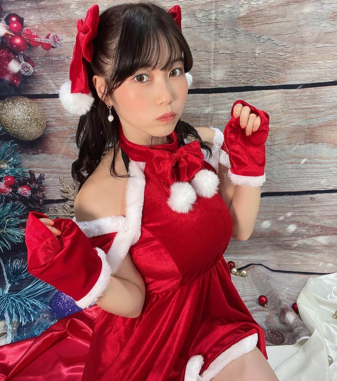 のインスタグラム：「【お知らせ】 🎉クリスマスチェキ🎄  本日21:00〜販売開始します！  11/19の23:59までと販売期間が短いので早めにゲットしてくださいっ🙌  今回も購入枚数ごとに特典あります🎁 👇詳細 ☆5枚特典☆ サイン入りブロマイド1枚  ☆10枚特典☆ サイン入りブロマイド2枚  ☆15枚特典☆ サイン入りブロマイド全種3枚 ＋直筆メッセージ入り　クリスマスカード  今回5着着たから5枚購入で衣装コンプリート✨ 露出多めのチェキが欲しいなーって方も複数枚購入がオススメ！ もちろん一枚からでもすっごく嬉しいしえちかわなのでぜひぜひゲットしてね☺️  💡購入リンクへはストーリーから飛べます💡 . . . . . #グラビア#グラビアアイドル#インスタグラビア#グラドル#グラドル自画撮り部#自撮り#私服#水着#ヘアアレンジ#写真#写真好きな人と繋がりたい#photo#被写体#撮影会#撮影#ファッション#좋아#셀#팔로우#오오티디#instagood#instadaily#selfienation#me#チェキ#チェキ販売#クリスマス」