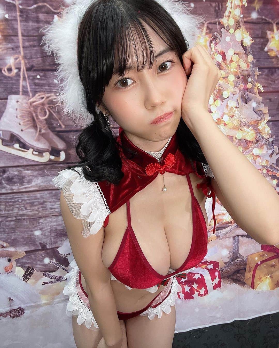 のインスタグラム：「【お知らせ】 🎉クリスマスチェキ🎄  本日21:00〜販売開始します！  11/19の23:59までと販売期間が短いので早めにゲットしてくださいっ🙌  今回も購入枚数ごとに特典あります🎁 👇詳細 ☆5枚特典☆ サイン入りブロマイド1枚  ☆10枚特典☆ サイン入りブロマイド2枚  ☆15枚特典☆ サイン入りブロマイド全種3枚 ＋直筆メッセージ入り　クリスマスカード  今回5着着たから5枚購入で衣装コンプリート✨ 露出多めのチェキが欲しいなーって方も複数枚購入がオススメ！ もちろん一枚からでもすっごく嬉しいしえちかわなのでぜひぜひゲットしてね☺️  💡購入リンクへはストーリーから飛べます💡 . . . . . #グラビア#グラビアアイドル#インスタグラビア#グラドル#グラドル自画撮り部#自撮り#私服#水着#ヘアアレンジ#写真#写真好きな人と繋がりたい#photo#被写体#撮影会#撮影#ファッション#좋아#셀#팔로우#오오티디#instagood#instadaily#selfienation#me#チェキ#チェキ販売#クリスマス」