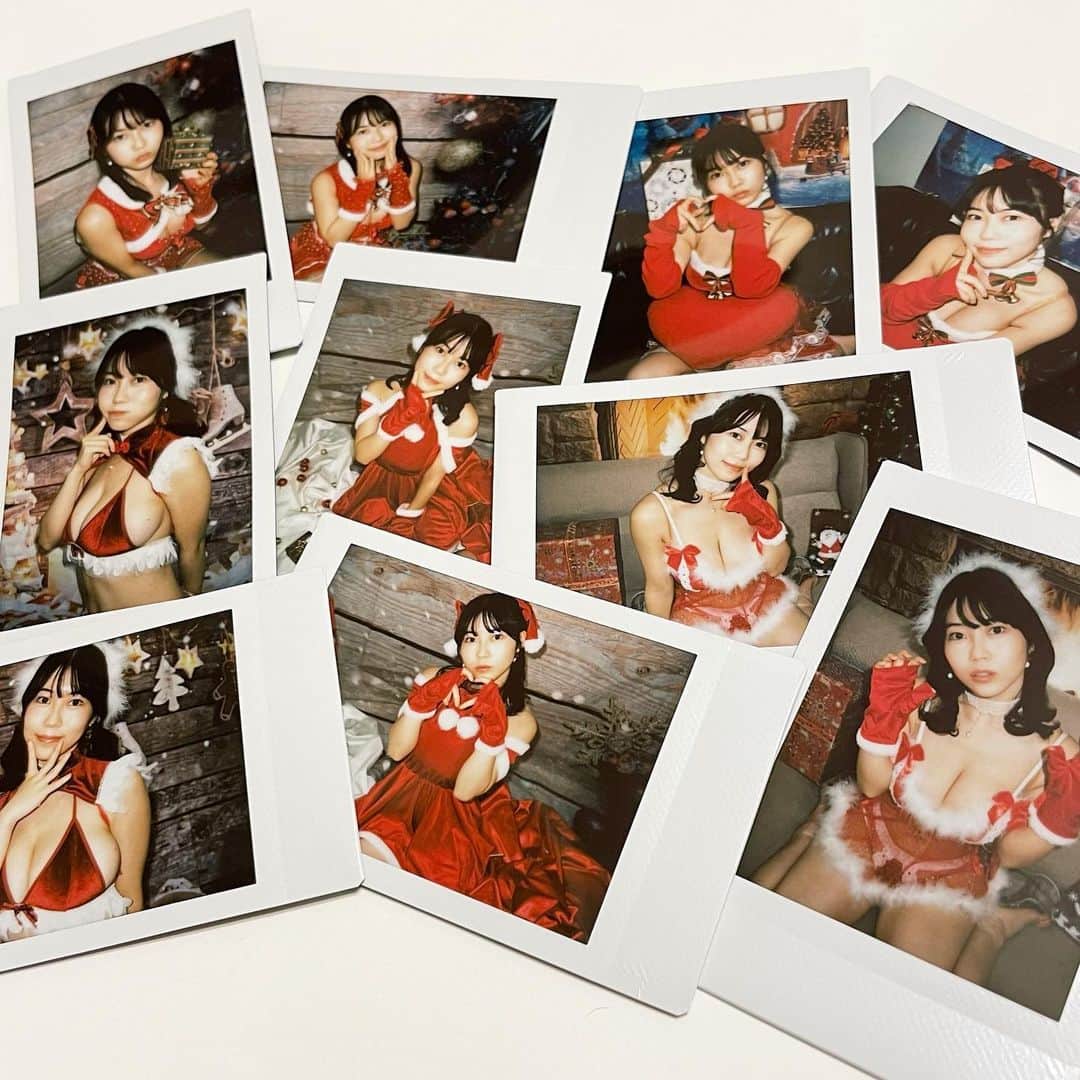 のインスタグラム：「【お知らせ】 🎉クリスマスチェキ🎄  本日21:00〜販売開始します！  11/19の23:59までと販売期間が短いので早めにゲットしてくださいっ🙌  今回も購入枚数ごとに特典あります🎁 👇詳細 ☆5枚特典☆ サイン入りブロマイド1枚  ☆10枚特典☆ サイン入りブロマイド2枚  ☆15枚特典☆ サイン入りブロマイド全種3枚 ＋直筆メッセージ入り　クリスマスカード  今回5着着たから5枚購入で衣装コンプリート✨ 露出多めのチェキが欲しいなーって方も複数枚購入がオススメ！ もちろん一枚からでもすっごく嬉しいしえちかわなのでぜひぜひゲットしてね☺️  💡購入リンクへはストーリーから飛べます💡 . . . . . #グラビア#グラビアアイドル#インスタグラビア#グラドル#グラドル自画撮り部#自撮り#私服#水着#ヘアアレンジ#写真#写真好きな人と繋がりたい#photo#被写体#撮影会#撮影#ファッション#좋아#셀#팔로우#오오티디#instagood#instadaily#selfienation#me#チェキ#チェキ販売#クリスマス」