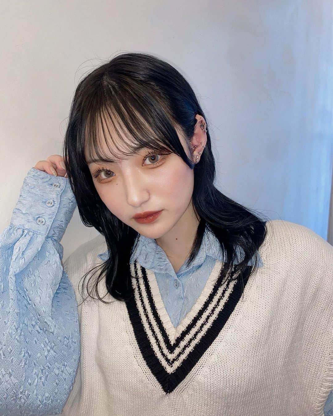 髙塚夏生のインスタグラム：「． 何年かぶりに黒髪にしました🖤 そしてバッサリいきました👻  山口さんありがとうございます！ そして、独立おめでとうございます🖤」