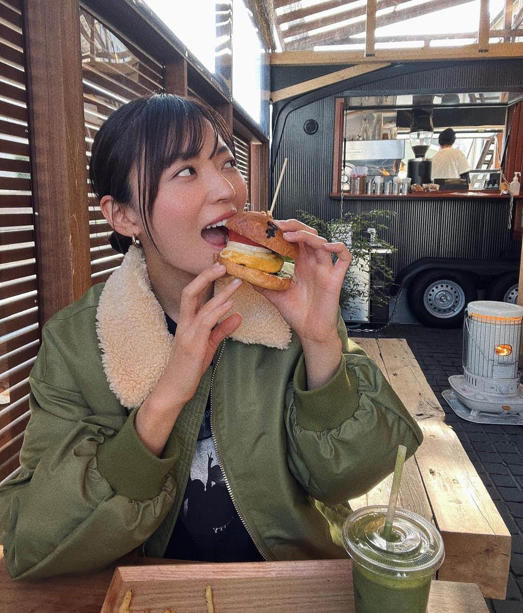 伊藤しほ乃のインスタグラム：「@cafe_jf_kugenuma   cafe jfで、和牛バーガー🍔食べたっ！ 和牛100%ビーフをマダムルージュさんのパンで挟んだ超贅沢バーガー！！！ 美味しすぎて叫んだ😂  めっちゃお高いレストラン級の美味しさ🥹！ (お高いレストランのハンバーガーが何かは分からないけどw)  #鵠沼海岸　 #cafejfkugenuma #kugenuma #江ノ島 #cafe #マダムルージュ」