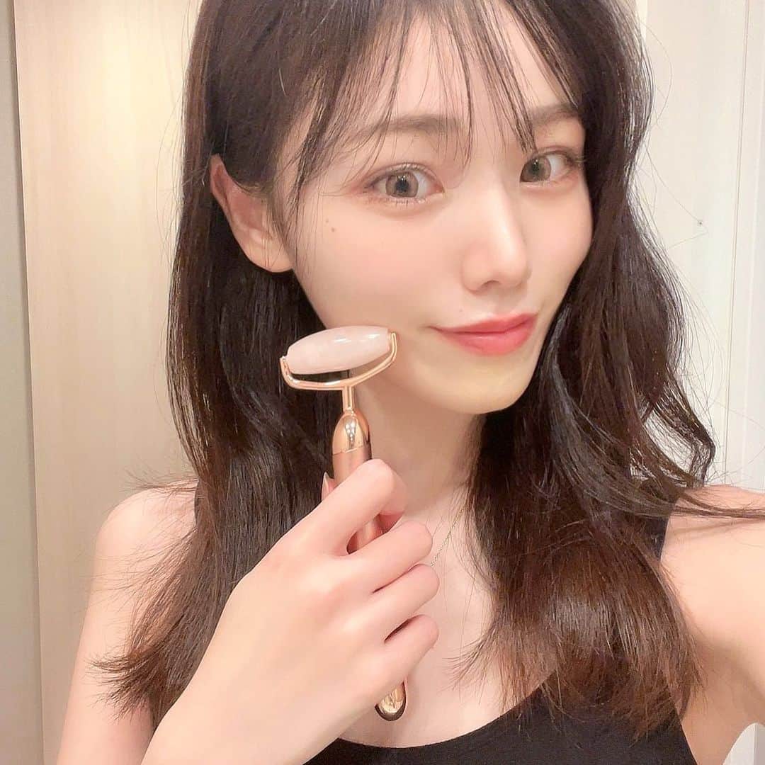 SHIORIのインスタグラム：「✔︎ ローズクォーツ電動フェイスローラー ⁡ ⁡ 最近ハマってる電動フェイスローラー。 ⁡ ローズクォーツで可愛いの✧ ⁡ お風呂から出て、温まった顔に コロコロすると冷たくて気持ちいい☺️🤍🛁 浮腫防止の効果もあるみたいだから毎日続けてます♪ ⁡ 電池を入れて振動させたら 美容成分の浸透もサポートしてくれる優れもの✧ プチプラなのに優秀🥰👏🏻❤️ ⁡ 購入はネットでも買えるよ🤍 https://shop.xplus.co.jp/ ⁡ #セルフケア #美顔ローラー #美顔器 #スキンケア#フェイスケア #プチプラコスメ #自分磨き #おうち時間 #おうちエステ #リフトアップ# 顔やせ #ローズクォーツ #ひんやり気持ちいい #美容グッズ大好き #美容好き #おすすめ #大人女子 #美肌ケア #美肌になりたい#首デコルテケア #むくみ防止 #ギフト #かわいいグッズ #美容 #モデル #関西モデル」