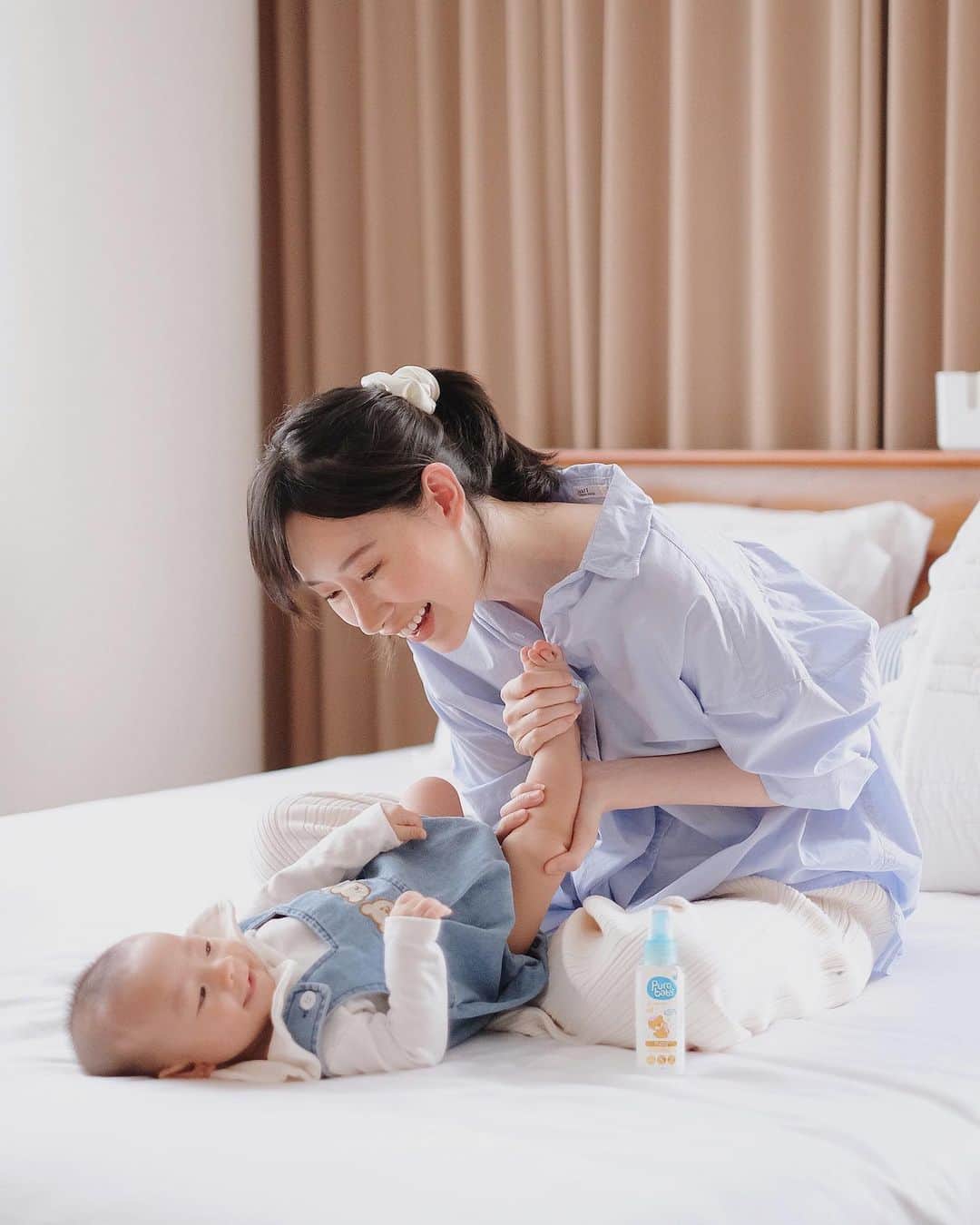 エリッサ・ヤマダのインスタグラム：「Someone seems to enjoy massages so much haha, I guess the apple doesn't fall far from the tree? Or maybe because of the bonding opportunity it provides (through gentle touch and eye contact) 🥰💞  Here I’m using @purebaby.id All-over Skin Oil which is enriched with Vitamin E and Castor Oil that helps to moisturize baby’s skin. You can also use it to remove cradle cap, just like I did with Ray’s!  Note that it contains perfume (love the scent!), so please do a patch test on your baby’s skin first and see how it goes. Also don’t apply anywhere near your baby’s lips, mouth, eyes, or genitals, and make sure your baby doesn’t put it in his/her mouth. _ You can get this oil at Tempo Store Official (Lazada, Shopee, Blibli, Tokopedia). Yang Pertama, Yang Berharga. ✨ #PureBabybyTempoScan #PureCarePureLove」