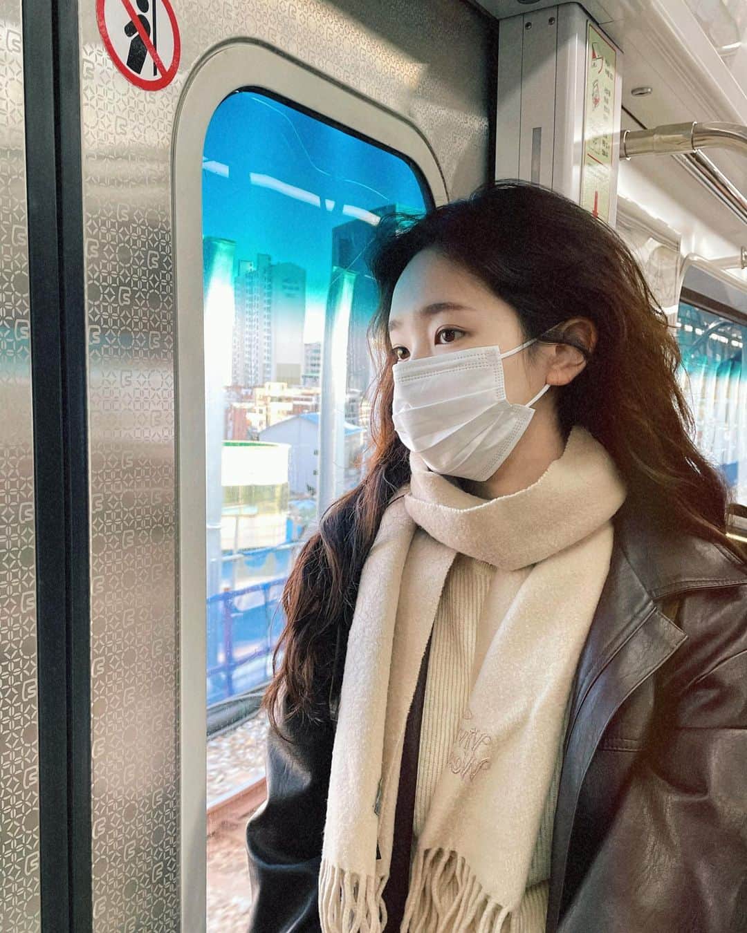 ソン・ファミンのインスタグラム：「지하철에서 일상 담기🚊 #filmhwa   *토요일 저녁 filmhwa 앱에 사진 찍는 방법, 각 필터 정보가 업로드 됩니다🎞」