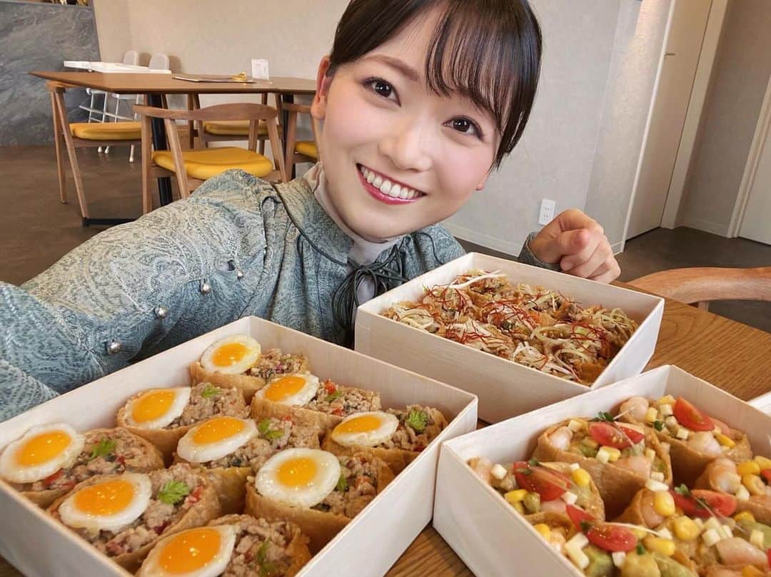 南雲穂波さんのインスタグラム写真 - (南雲穂波Instagram)「映えるいなり寿司🍁 先週の#ドデスカ！#コレクル では、豊橋にある注目の映えグルメをご紹介しました👉✨  狐の郵便屋さん INARI. 今年7月、豊橋にオープンした#いなり寿司専門店. これまでのイメージが覆るような#創作いなり寿司 をスタイリッシュな空間で味わえます. 世界の国々をイメージしたおいなりさんで旅行気分♩  🦊INARI.BOX ガパオライス タイ料理#ガパオライス をイメージしたいなり寿司🇹🇭 フレッシュバジルとオイスターソースで味付けしたひき肉に、豊橋名産うずらの卵の目玉焼きが黄身とろ〜ん. お揚げの甘味や酢飯の酸味がほんのりとちょうどよく、エスニックな風味との組み合わせもイケていました☻  🦊INARI.BOX エビアボカドのマリアージュ 今月から新たに登場した、メキシコのポップなお祭り#死者の日 をフューチャーしたいなり寿司🇲🇽 海老ぷりぷり、コーンぷちぷち、アボカドなめらか！ スパイシーなコブソースが効いたサラダ系いなりです.  🦊創作いなり(トッピング8個) 2階のレストランでは、好きな具材を選んで作る「創作いなりランチ」が大人気！ トッピングの数は4,6,8種類から選べますが、今回私は8種類の贅沢コース♡ ⚫︎しらす胡麻油+いくら→一番人気コンビと聞いて ⚫︎ローストビーフ+アボカドクリームチーズ→肉！ ⚫︎くるみ&クリームチーズ+さつまいも→秋っぽく ⚫︎ネギチャーシュー+ドライカレー→肉！ 胡麻油やスパイス、胡椒など、トッピングが一つ一つ丁寧に風味付けされていて、どれを乗せても◎. 主張強めのコンビもおいなりさんがうま〜く美味しく包み込んでくれました.  #狐の郵便屋さんinari #メーテレ #アナウンサー #メーテレアナウンサー #名古屋テレビ #名古屋 #nagoya #南雲穂波 #もぐロケ#なぐもぐもぐ」11月17日 19時42分 - honami_nagumo_nbn