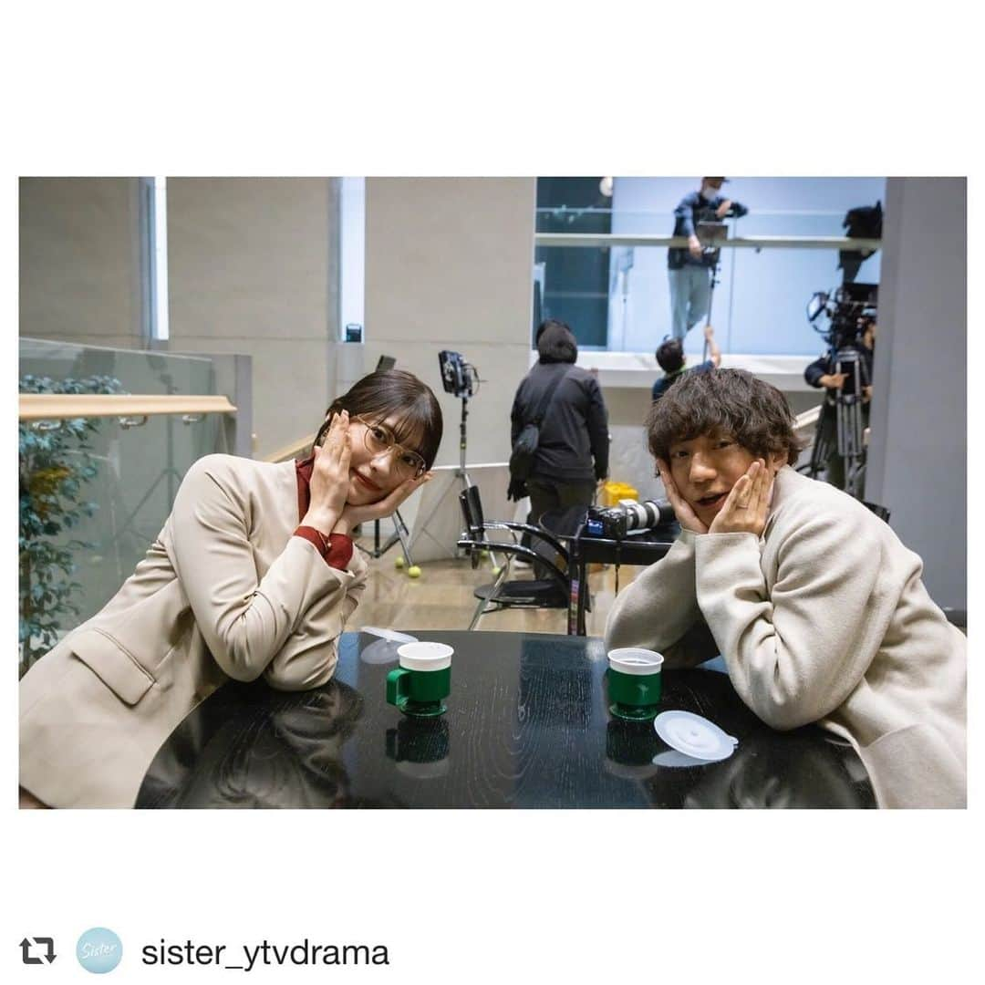 小山莉奈さんのインスタグラム写真 - (小山莉奈Instagram)「🌸 @sister_ytvdrama 本日第5話です︎☺︎  今日は公式さんがアップしてくださった 亀井役のカジワラさんとの写真🐢 クランクインした日から兎谷と亀井の関係性を作るために、たくさんお話してくださったり、演技の相談にも乗って頂きました🥲 そして、急にボケて場を盛り上げてくださったり🤣 面白くて、とても頼りになる先輩です✨  第5話もお楽しみに❣️  #repost @sister_ytvdrama  「Sister」  #Sisterドラマ 今夜11時59分🌟 ＼第𝟝話放送まで5️⃣時間／  ◤オフショット📸◢  ブレークタイム中の兎亀コンビ🐇🐢  人気スタイリスト・沙帆を 広告モデルに起用✨ 何も知らない2人… テンション上がってます⤴️  【第𝟝話あらすじ】 　三好沙帆（瀧本美織）の連絡が途絶えてから3カ月。同棲する三好凪沙（山本舞香）と麻倉陽佑（溝端淳平）は、幸せな時間を過ごしていた。そんな中、羽瀬昊汰（佐藤大樹）が二人の部屋へやってくる。凪沙と陽佑がうまくいっていることを喜ぶ昊汰は、陽佑に「結婚とか考えてるわけ？」と質問。陽佑は、「……考えてるよ」と答えるのだった。 　凪沙、陽佑、昊汰が楽しく過ごしていると、突然インターホンの音が鳴る。扉を開けると、そこには笑顔の沙帆が！！ 　「陽佑の子を身ごもったわ」。妊娠12週目であることを報告した沙帆は、つわりがひどく、なかなか陽佑の元へ来られなかったと話す。そして、「陽佑のこと、返してくれる？さ、早くここから出ていって」と凪沙の腕を取り、引っ張り出そうとして……！？ 　後日。クライアントから指名があり、雑誌広告の企画「働くママのファッション×メイク」を担当することになった凪沙。喜ぶ凪沙だったが、企画のモデルを務めるのは、人気スタイリストである沙帆だとわかり……！？  𑁍𓏸𓈒𓂃𓂃𓂃𓂃𓂃𓂃𓂃𓂃𓂃𓂃𓂃𓂃 「Sister」 #読売テレビ・#日本テレビ系 #毎週木曜日よる11時59分 𝐇𝐏:https://www.ytv.co.jp/sister/  三好凪沙▶︎#山本舞香 三好沙帆▶︎#瀧本美織  羽瀬昊汰▶︎#佐藤大樹 (#EXILE/ #FANTASTICS from EXILE TRIBE) 丸山 保▶︎#アキラ100％ 大島武夫▶︎#笠原秀幸 亀井裕太▶︎#カジワラタクト 兎谷真由子▶︎#小山莉奈 　◇ 三好奈美▶︎#櫻井淳子 三好洋介▶︎#吉沢悠  ◇ 麻倉陽佑▶︎#溝端淳平」11月17日 19時46分 - koyama_rina