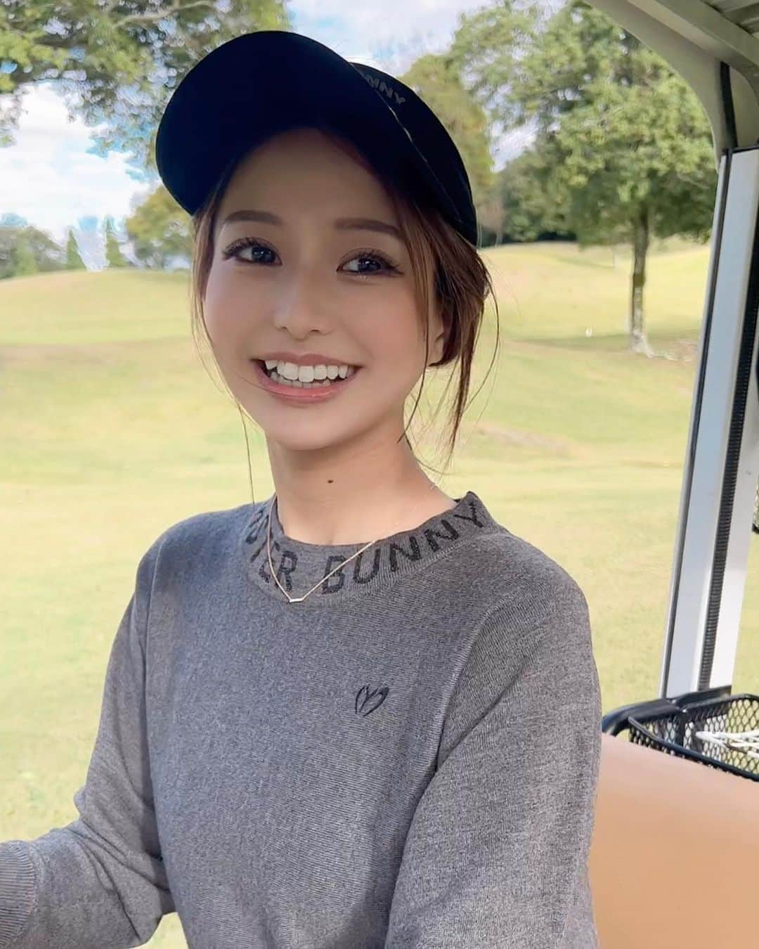 ひちゃんのインスタグラム：「来週もゴルフに行きまーす⛳️🏌️‍♀️  もう寒いかなー？🍃  季節的にもそろそろ手袋しないといけないかもね😂  とにかく雨だけ降らないように願います☔️冬の雨は絶対に辛いよ〜🌨  いっぱい動画も撮るから楽しみにしててください📸  それでは週末ラストの金曜日❣️  頑張っていきましょ〜✊✨」