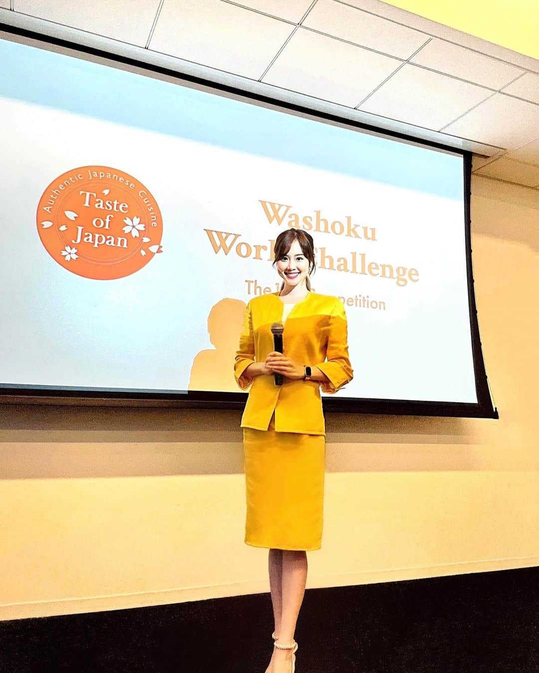 メロディー・モリタのインスタグラム：「バイリンガルMC + 同時通訳 @ 日本政府イベント🎤✨ As the MC & bilingual interpreter for the Gov of Japan event, wearing a @DIOR suit that my mom wore in her 20s!   Wardrobe is prepared for shoots and events, but this time, I decided to wear my own special outfit... which actually used to be my mom's!😊 She said she never imagined that her future daughter would end up wearing this setup again after decades.  I'm starting to incorporate more sophisticated looks and jewelry that I've kept aside for a while, including timeless and classic pieces passed down from my mom and grandparents. I'm all for re-loving pieces from my precious family and all the memories that come with it.❤️  This event held by the Ministry of Agriculture, Forestry and Fisheries of Japan welcomed chefs from around the world to compete under the theme of Japanese "dashi." Thank you, MAFF for having me again as the emcee, and to all the Japanese Food Supporters and organizations that came together to make this happen! As a Japanese cook myself, it was wonderful hosting, demonstrating and speaking with top chefs to dive deeper into the world of Japanese cuisine.🇯🇵🥢👘  先日、再び農林水産省主催のNYイベントで、司会・進行・同時通訳を務めました✨  今回は自前の衣装で、着用したのは母が若い頃に着ていたディオールのセットアップ！  もう着ることはないと、母がクローゼットの奥にしまい込んでいた思い出のスーツでしたが、 今回のイベントにピッタリと思い、私が再び袖を通すことに！普段はあまり着ない色のイエロー、とても新鮮で気分も上がります。  今回のことをきっかけに、他にも沢山の母が昔着ていた洋服を譲り受けましたので、これから時々登場すると思います☺️  「出汁」をテーマに世界各国の将来有望な外国人シェフたちが腕を競い、イベントに参加された一流シェフと共に和食の魅力に迫りました。日本料理は知れば知るほど奥深く、素晴らしい世界が広がります。  写真は農林水産省の方々、和食の賢人であり「嵐山 熊彦」の代表を務めておられる栗栖基さん、イベント風景など★ #バイリンガルMC #バイリンガル司会 #インタビュアー」